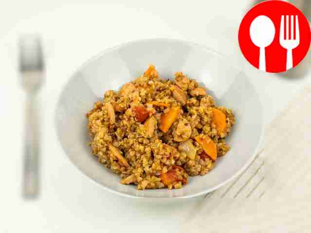 Возьмите красивую глубокую тарелку и выложите...