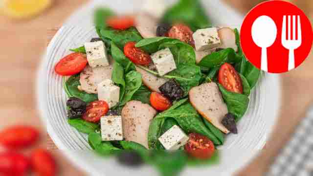 Салат с курицей, брынзой и черносливом