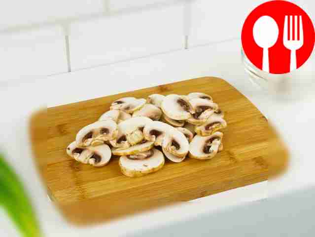 Порежьте грибы тонкими ломтиками.