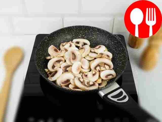 Разогрейте сковороду, добавив сливочное и...