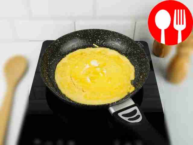 В ту же сковороду, где жарились грибы, влейте...