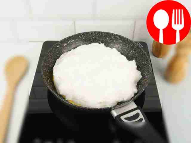 Разместите белки сверху.