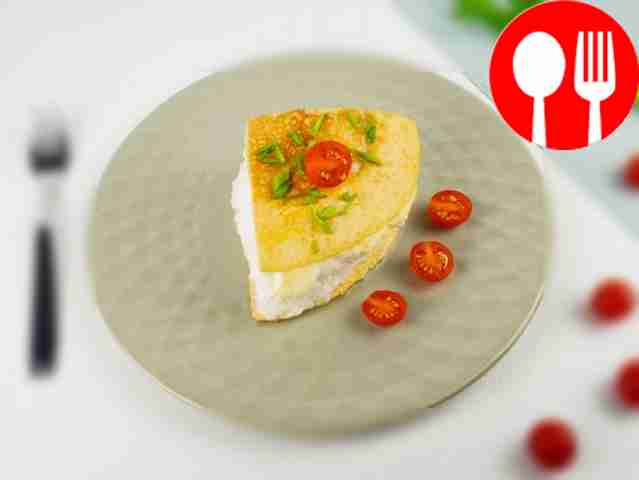 Посыпьте готовый омлет мелко нарезанным...