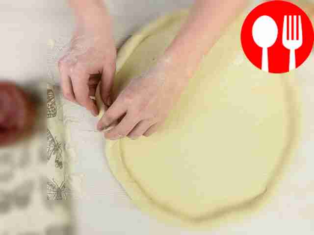 Приготовьте тесто. Разомните его руками....