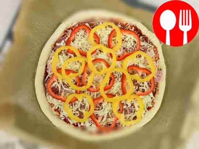 Разместите основу пиццы на противне, покрытом...