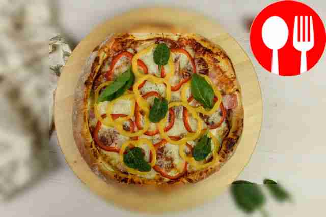 Домашняя пицца с ветчиной, копченой колбасой и болгарским перцем