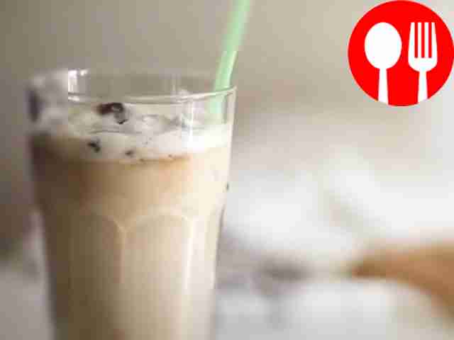 Холодный кофе с мороженым и мятой