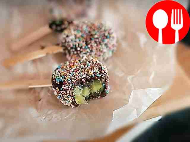 Киви в шоколаде на палочке