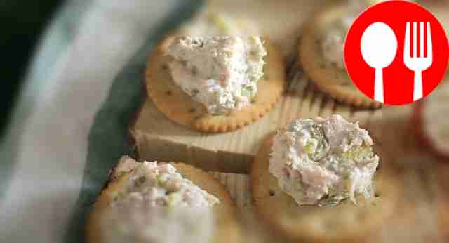 Закуска из сливочного сыра, ветчины и огурцов