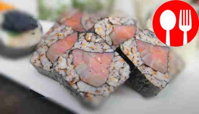 Фигурный ролл с лососем и тунцом