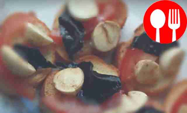 Брускетта с помидорами и базиликом