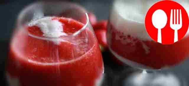 Коктейль из мороженого с клубникой