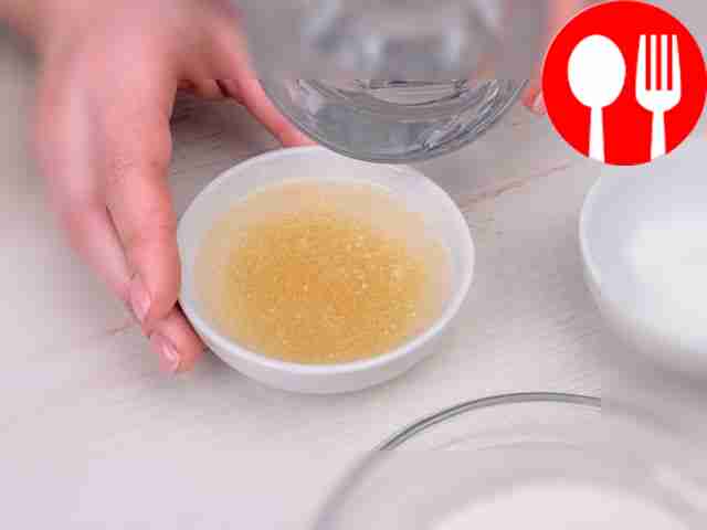 Залейте желатин водой и дайте ему набухнуть...