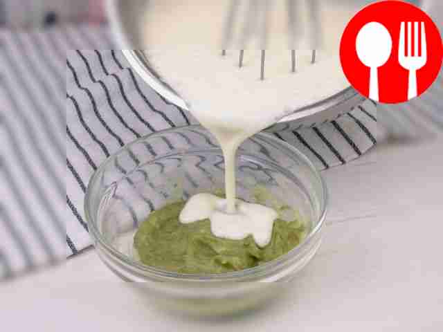 Уберите кастрюлю с плиты и влейте сливочную...