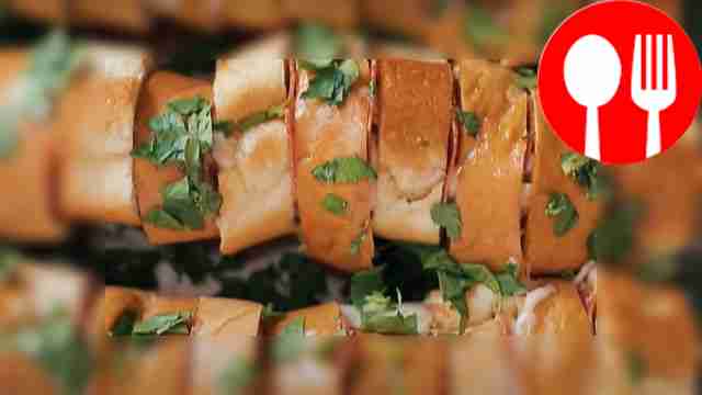 «Пицца» с сыром и салями из багета