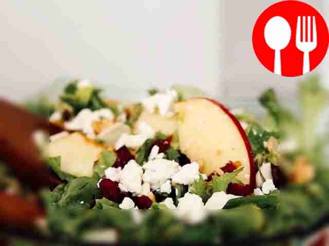 Легкий салат с яблоками