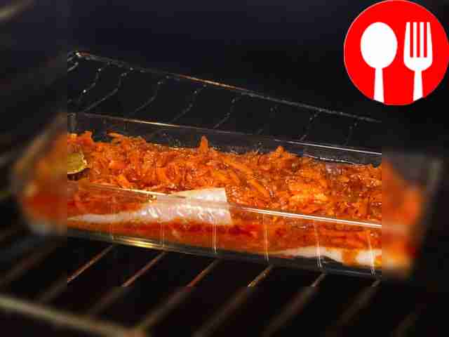 Подготовьте рыбу: филе хека нарежьте...