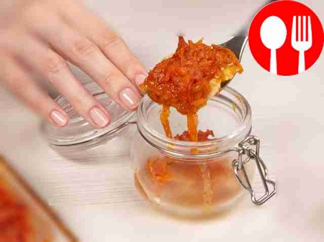 Законсервируйте рыбу: разложите горячую рыбу в...