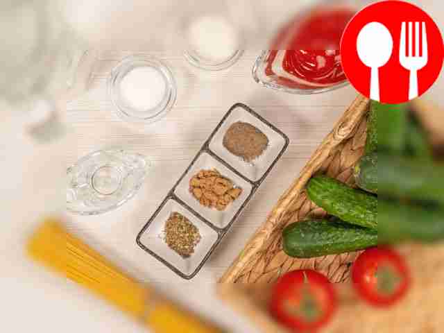 Огурцы тщательно промойте, обрежьте кончики и...