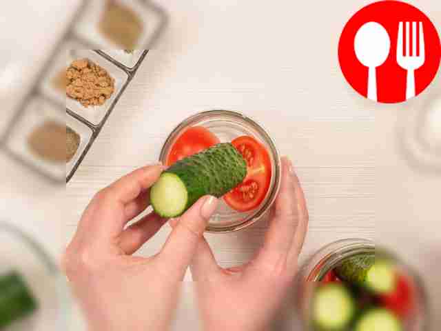 Начните мариновать огурцы. Поставьте на плиту...