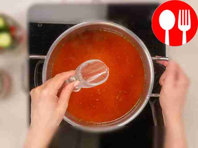 Сделайте маринад: смешайте воду, готовый соус,...