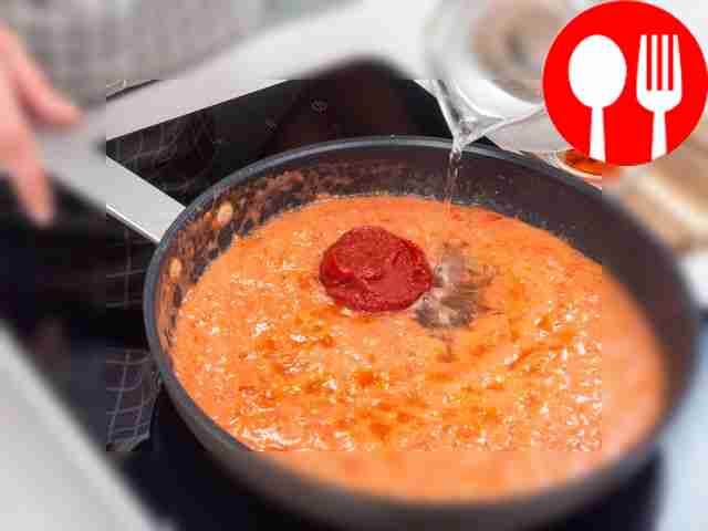 Соедините овощи с пряностями. К тушёным...