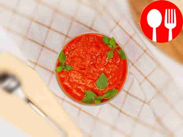 Перед подачей перелейте соус из маринованных...