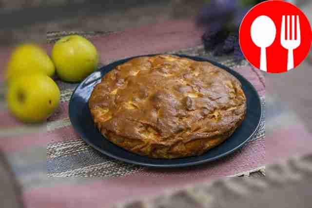 Домашняя шарлотка на сметане