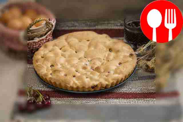 Изысканная шарлотка с вишней