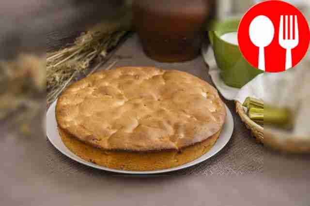 Домашняя шарлотка с ревенем