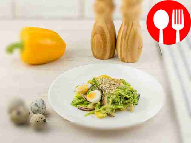 Салат из чуки с перепелиными яйцами и ореховым соусом