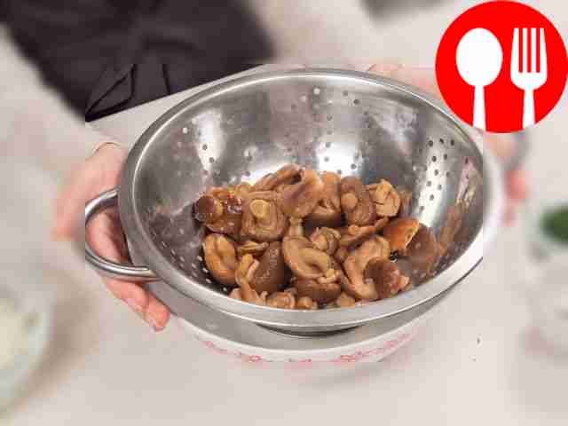 Подготовьте грибы: промойте солёные грузди под...