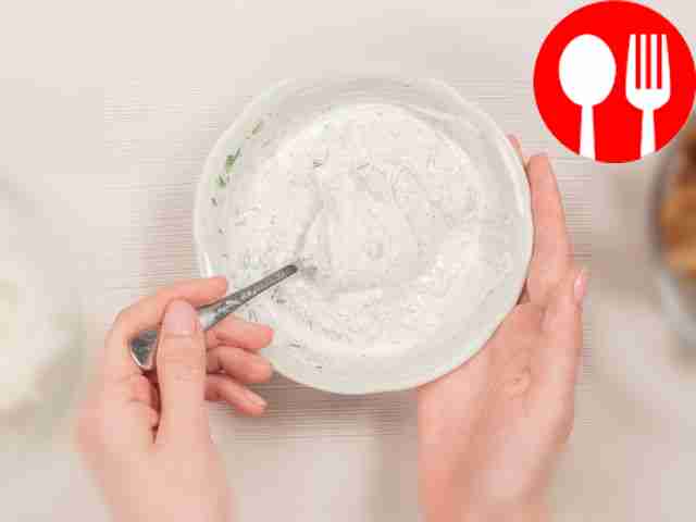 Порежьте овощи и зелень. Лук нарежьте...