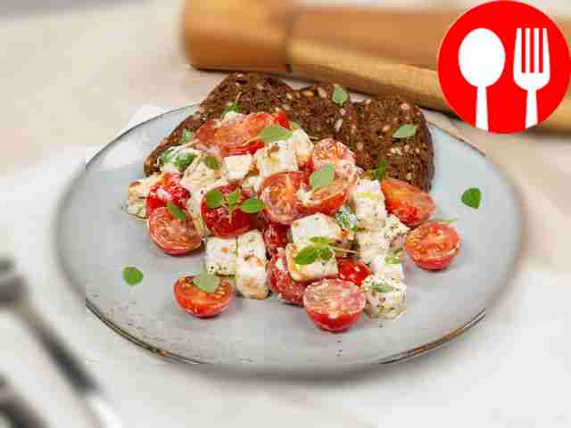 Салат с соленым сыром и помидорами