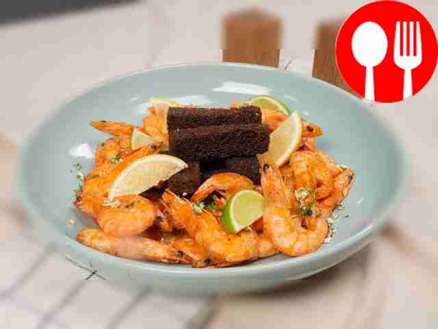 Жареные королевские креветки с чесноком к пиву