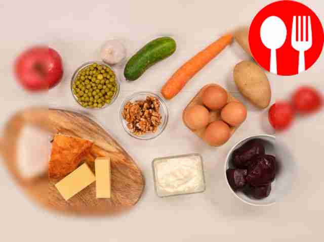 Заранее отварите овощи, затем снимите с них...