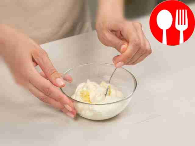 Подготовьте ингредиенты: измельчите продукты....