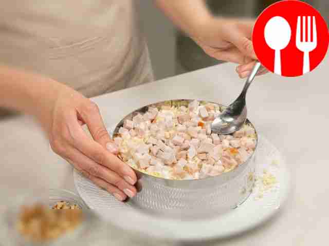 Приготовьте салат. На широкое блюдо слоями...