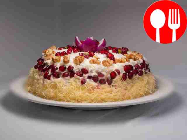 Завершите оформление салата. Равномерно...