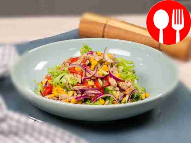 Салат с жареной свининой