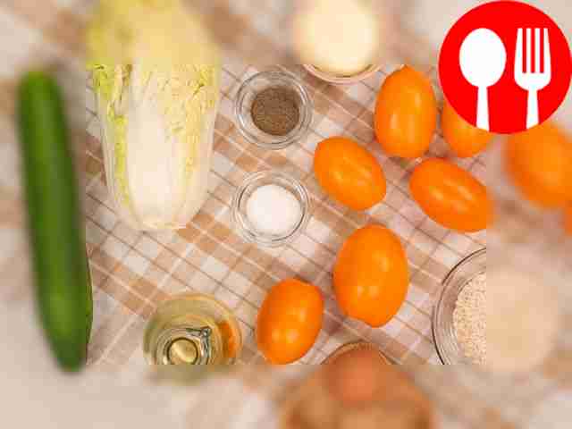 Промойте рис. Помидоры помойте и обсушите...