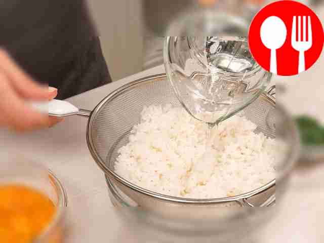 Отварите рис. В маленькую кастрюлю налейте...