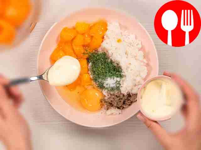 Сделайте начинку. В глубокую миску выложите...