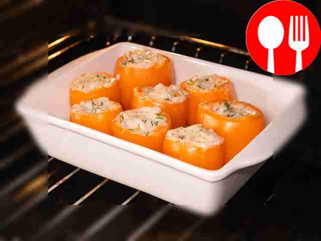 Запекайте помидоры с рисом. Разогрейте духовку...