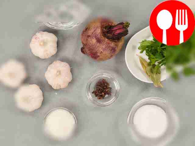 Разделите головку чеснока на зубчики и...