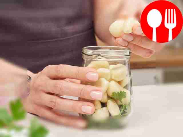 Плотно заполните стерильную банку чесночными...