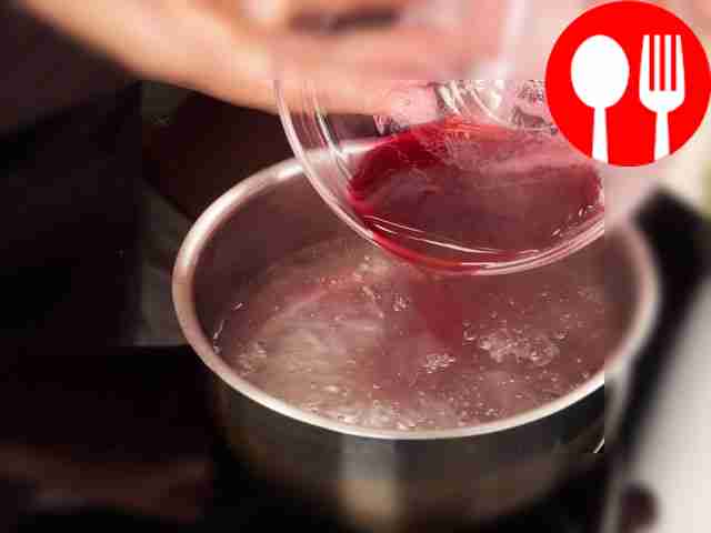 Приготовьте маринад. В кастрюлю налейте воду,...