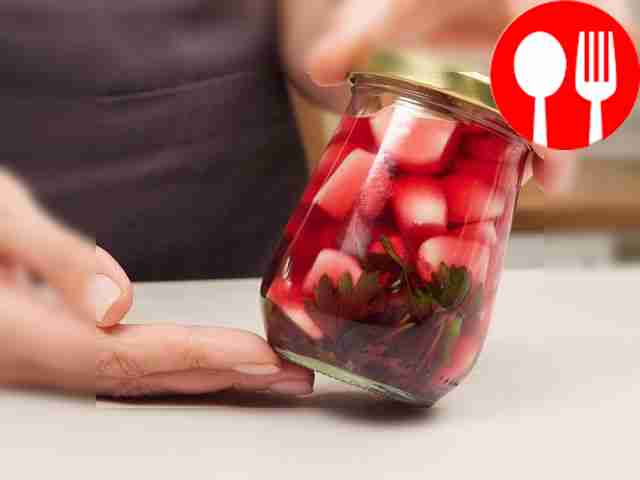 Добавьте маринад в банку и завершите...