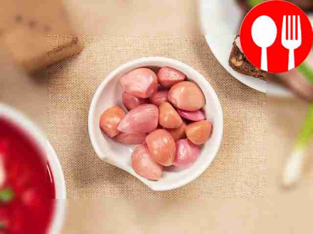 Маринованный чеснок прекрасно дополняет...