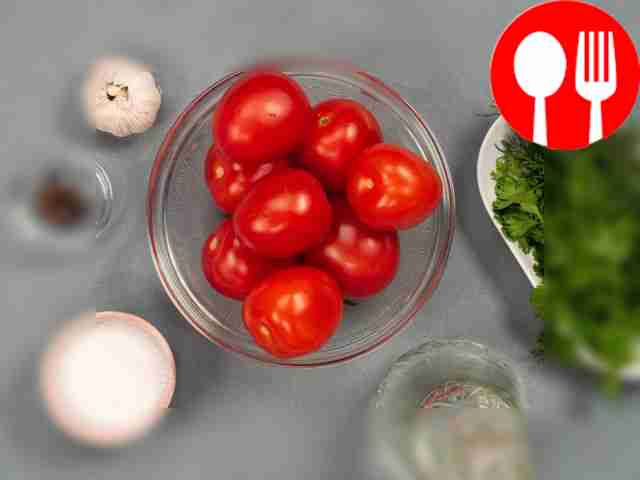 Помойте помидоры и всю зелень, обсушите их...